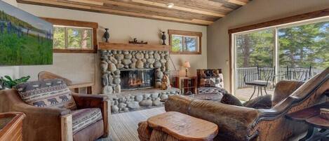 TV, fireplace