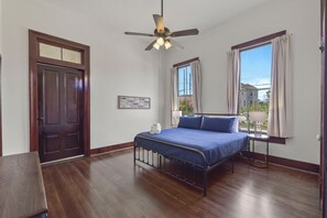 3 bedrooms, desk, iron/ironing board, free WiFi - Beauty on Ball - Main 1 (Galveston)