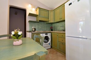 Jääkaappi, kahvin-/teenkeitin, keittoastiat/astiat/ruokailuvälineet