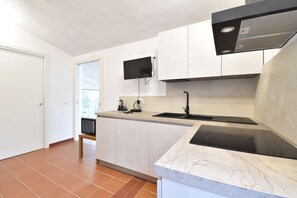 Fridge, microwave, coffee/tea maker, cookware/dishes/utensils - Detached cottage with a/c and two bathrooms (Aglientu)