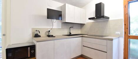 Fridge, microwave, coffee/tea maker, cookware/dishes/utensils