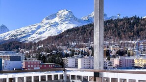 Blick auf eine Stadt mit Gebäuden und einem Berg im Hintergrund.