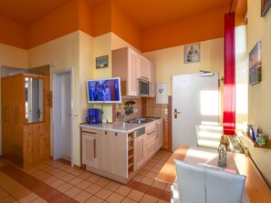 Fridge, microwave, dishwasher, cookware/dishes/utensils - Strandnahe Ferienwohnung Lehrer Lämpel Nr. 1 by Interhome (Glowe)