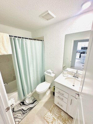 Shower, hair dryer, towels, soap - Spacious 3-bedroom condo in amazing Punta Gorda sought after 1 car garage (Punta Gorda)