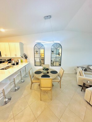 Dining - Spacious 3-bedroom condo in amazing Punta Gorda sought after 1 car garage (Punta Gorda)