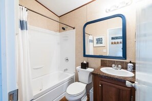 Secadora de cabello, toallas, jabón, papel de baño 