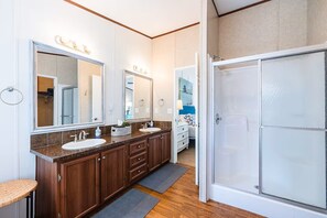 Secadora de cabello, toallas, jabón, papel de baño 
