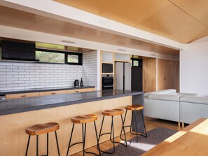 Private kitchen - Atelier- Coastal Retreat (Coles Bay)