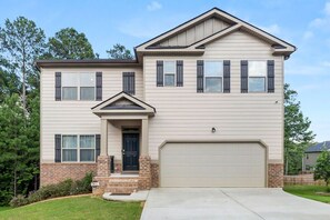 Exterior - Spacious 6-bedroom house in wonderful Atlanta with open space and pool table.... (Atlanta)