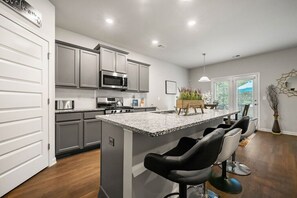 Private kitchen - Spacious 6-bedroom house in wonderful Atlanta with open space and pool table.... (Atlanta)