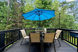Outdoor dining - Spacious 6-bedroom house in wonderful Atlanta with open space and pool table.... (Atlanta)