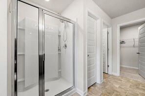 Hair dryer, towels, toilet paper - Spacious 6-bedroom house in wonderful Atlanta with open space and pool table.... (Atlanta)