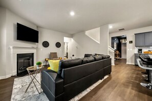 Smart TV - Spacious 6-bedroom house in wonderful Atlanta with open space and pool table.... (Atlanta)
