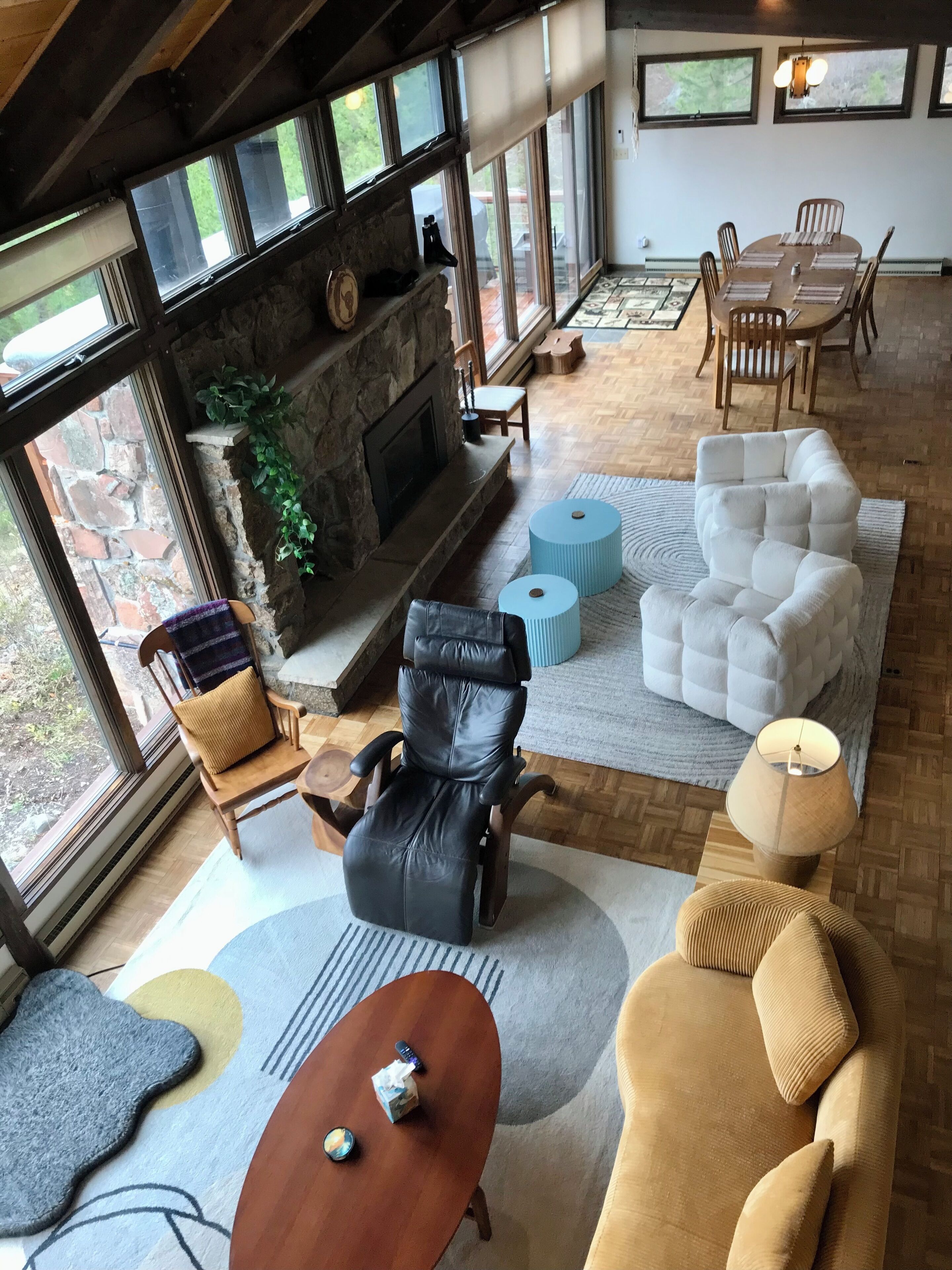 Smart-tv, een open haard, videospelletjes en boeken