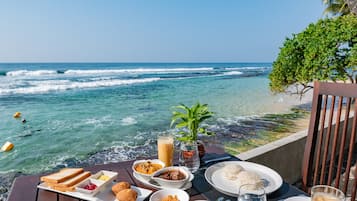 På stranden, hvidt sand