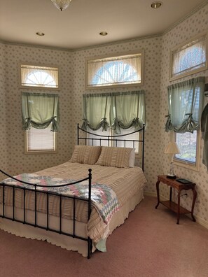5 bedrooms, iron/ironing board, WiFi, bed sheets