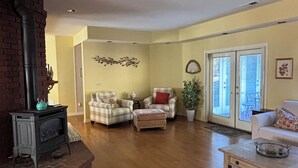 A spacious living room with a fireplace, two armchairs, a sofa, and a coffee table. - Beautiful 5-bedroom house in rural San Luis Obispo near Avila and Pismo Beach (San Luis Obispo)