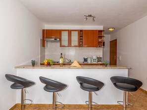 Kühlschrank, Ofen, Kochgeschirr/Geschirr/Besteck