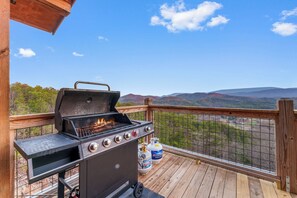 Property grounds - Smoky Mountain Cabin with Breathtaking Views, Sleeps 12, Gameroom,Hot tub (Sevierville)