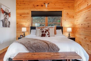 4 室のベッドルーム、セーフティボックス (室内)、アイロン / アイロン台、旅行用ベビーベッド