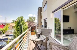 Outdoor dining - Spacious 2-bedroom with Loft townhome in charming Reno with all the amenities (Reno)