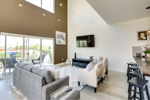 Spacious 2-bedroom with Loft townhome in charming Reno with all the amenities