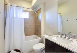 Hair dryer, towels, soap, toilet paper - Spacious 2-bedroom with Loft townhome in charming Reno with all the amenities (Reno)