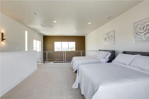 3 bedrooms, WiFi, bed sheets - Spacious 2-bedroom with Loft townhome in charming Reno with all the amenities (Reno)