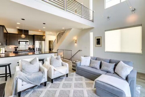 Spacious 2-bedroom with Loft townhome in charming Reno with all the amenities
