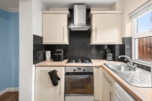 Fridge, microwave, oven, stovetop - Contractor 3-Bed Long-Stay Discounts & Parking (Reading)