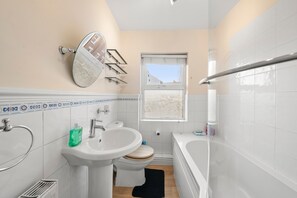 Douche, sèche-cheveux, serviettes fournies