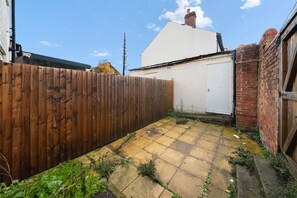 Property grounds - Contractor 3-Bed Long-Stay Discounts & Parking (Reading)