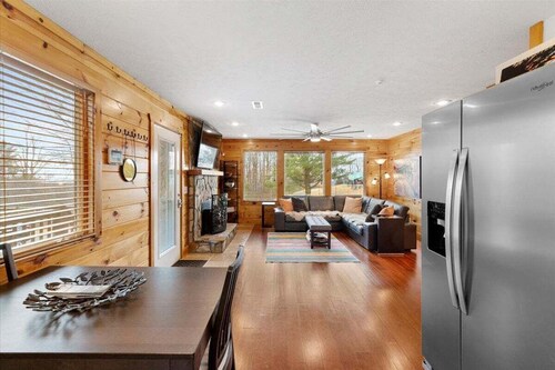 Stunning Mountain Retreat! Packed with Fun! Air Hockey Table! - Two Sisters Chalet