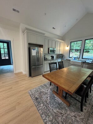 Frigorífico, microondas, lavavajillas y cafetera o tetera