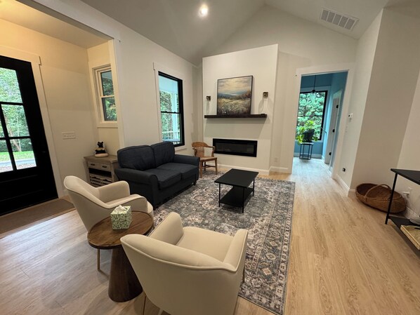 Una Smart TV, una chimenea