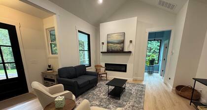 Wandering Bear’s Cottage Near Crozet & Charlottesville, 2 bedroom