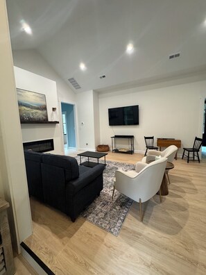 Smart TV, fireplace