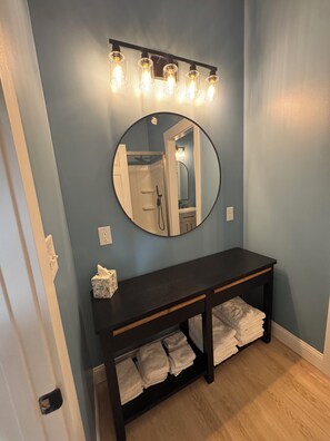 Douche, sèche-cheveux, serviettes fournies, savon