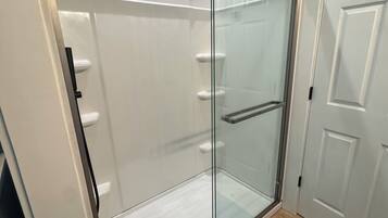 Dusche, Haartrockner, Handtücher, Seife