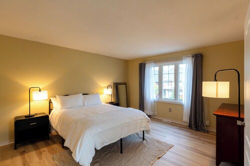 The space, privacy, and comfort of a true home away from home in Niagara area.