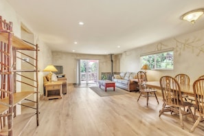 Una Smart TV, una chimenea, un reproductor de DVD