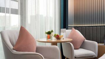 Tomannsrom – executive, 2 dobbeltsenger, ikke-røyk, aircondition | Skrivebord, skrivebord for bærbar PC, blendingsgardiner og lydisolert