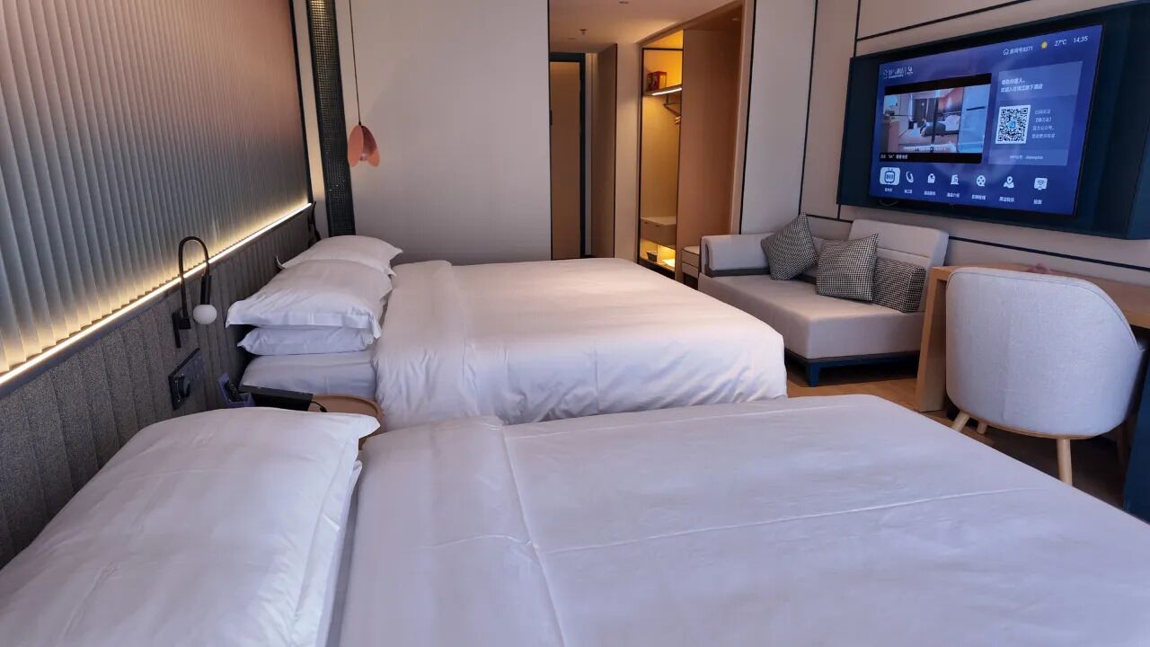 Escritorio, espacio para trabajar con laptop y cortinas blackout 