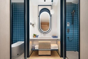 Tomannsrom – executive, rengjøring, byutsikt | Bad | Dusj, hårføner, tøfler og håndklær