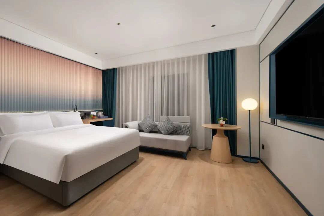 Escritorio, espacio para trabajar con laptop y cortinas blackout 