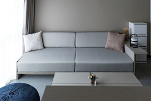 Smart TV - 6 min. train ride from Shinjuku Station, 8 min. walk from Ikebukuro Station, 1 whole villa for rent|Modern architecture|Fully renovated in September 2012 (豊島区)