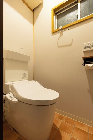 Asciugacapelli, bidet, asciugamani, sapone