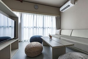 Smart TV - 6 min. train ride from Shinjuku Station, 8 min. walk from Ikebukuro Station, 1 whole villa for rent|Modern architecture|Fully renovated in September 2012 (豊島区)