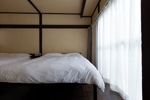 2 bedrooms, iron/ironing board, WiFi, bed sheets - 6 min. train ride from Shinjuku Station, 8 min. walk from Ikebukuro Station, 1 whole villa for rent|Modern architecture|Fully renovated in September 2012 (豊島区)