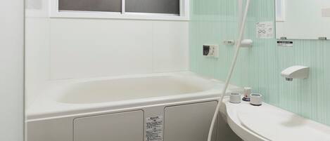 SĂšche-cheveux, bidet, serviettes fournies, savon